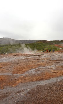 Waiting for the geyser Strokkur errupts