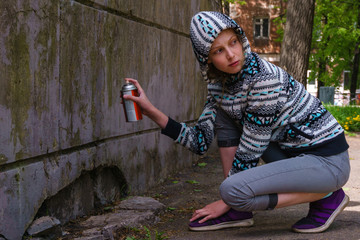 teen girl going to paint graffiti