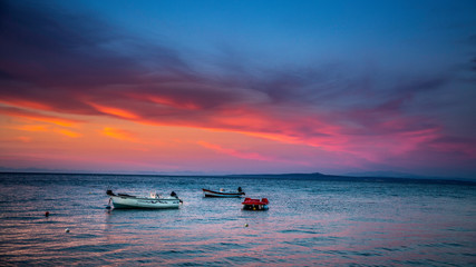 Naklejka premium Zachód słońca nad morzem latem