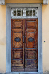 Fototapeta na wymiar antica porta in legno con ornamenti