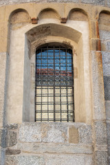 Fototapeta na wymiar finestra con inferriata in ferro battuto di chieda medievale 