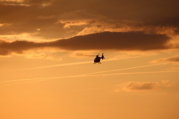 Naklejka na ściany i meble Rettungshelikopter bei Sonnenuntergang im Einsatz