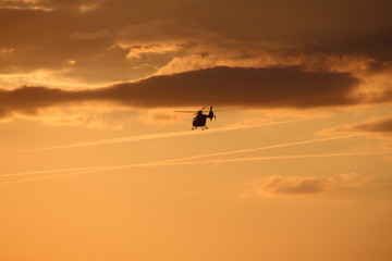 Obraz na płótnie Canvas Rettungshelikopter bei Sonnenuntergang im Einsatz