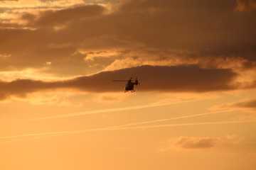 Rettungshelikopter bei Sonnenuntergang im Einsatz © N. W.