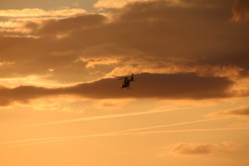 Rettungshelikopter bei Sonnenuntergang im Einsatz © N. W.