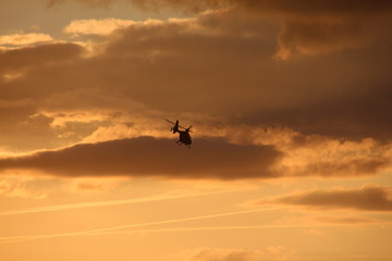 Rettungshelikopter bei Sonnenuntergang im Einsatz