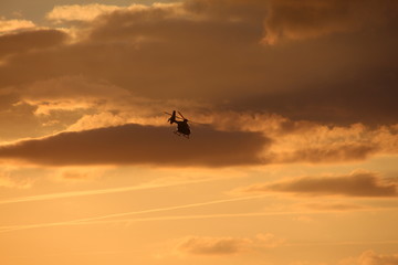 Rettungshelikopter bei Sonnenuntergang im Einsatz © N. W.