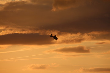 Fototapeta na wymiar Rettungshelikopter bei Sonnenuntergang im Einsatz