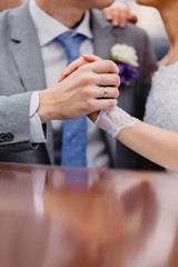 Obraz na płótnie Canvas bride and groom holding their hands