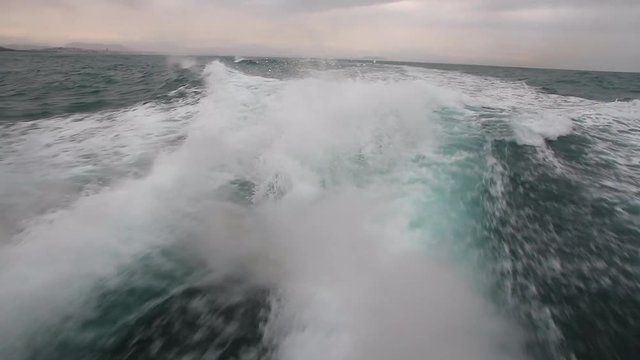 Gran Rastro en el agua del mar  que deja un barco de transporte de pasajeros en popa y el horizonte al fondo PRIMAVERA
