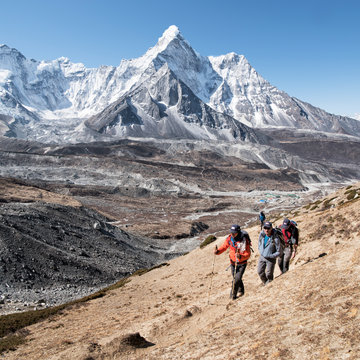Nepal, Solo Khumbu, Everest, Group of mountaineers at Chukkung Ri