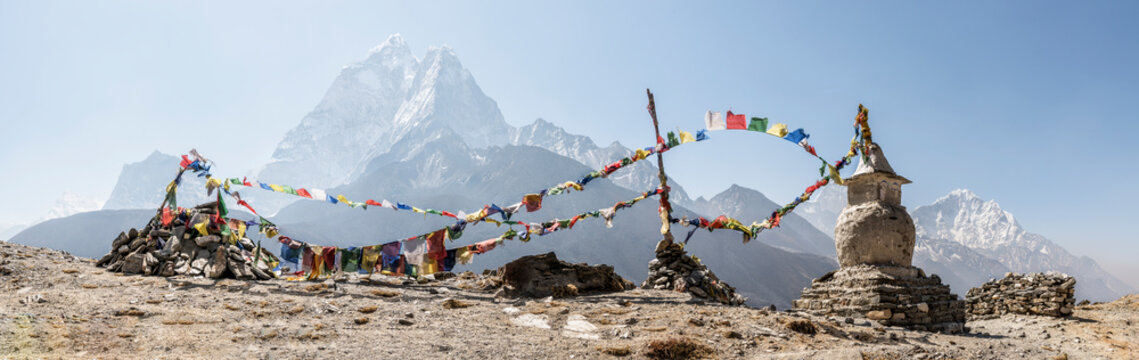 Nepal, Solo Khumbu, Everest, Dingboche, Stupa with prayer flags