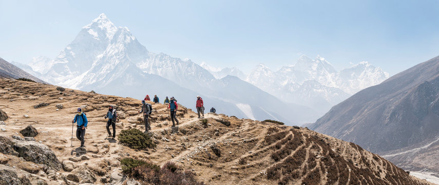 Nepal, Solo Khumbu, Everest, Group of mountaineers hiking at Dingboche