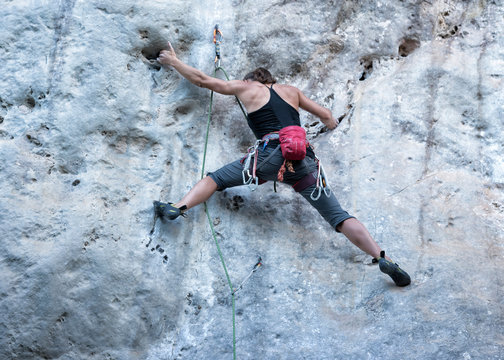 Thailand, Krabi, Chong Pli, woman climbing in rock wall