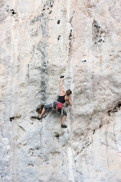 Thailand, Krabi, Chong Pli, woman climbing in rock wall