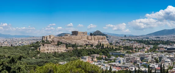 Poster Akropolis en Lycabettus-heuvel omlijst door bomen vanaf de top van de Lycabettus-heuvel © steheap