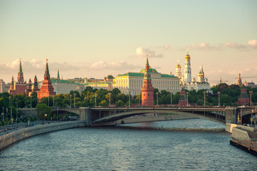 Obraz premium Panorama of Moscow Kremlin at Moskva River, Russia. Beautiful view of the Moscow city centre in summer. Scenery of Moscow Kremlin with Bolshoy Kamenny Bridge