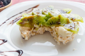  Rice crackers with light and kiwi spreadable cheese.