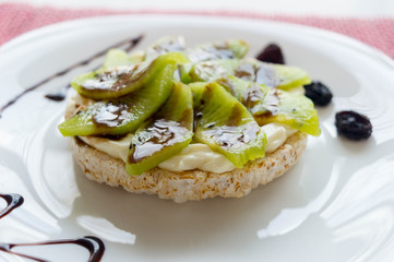  Rice crackers with light and kiwi spreadable cheese.