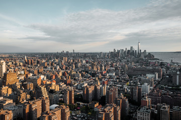 Fototapety  Widok na panoramę Nowego Jorku na dzielnicę finansową z One World Trade Center jako najwyższym budynkiem
