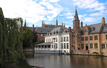 Fototapeta na wymiar Scenic city view of Bruges canal with beautiful medieval colored houses and reflections.