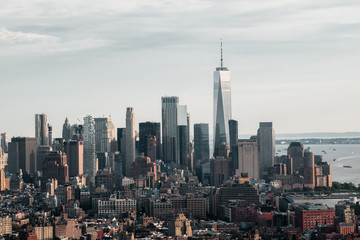 Obraz premium Widok na panoramę Nowego Jorku na dzielnicę finansową z One World Trade Center jako najwyższym budynkiem
