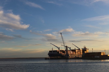 Fototapeta na wymiar ship in the sunset