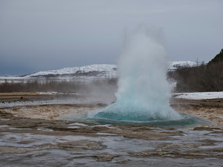 Der Ausbruch vom Strokkur Geysir am Golden Circle
