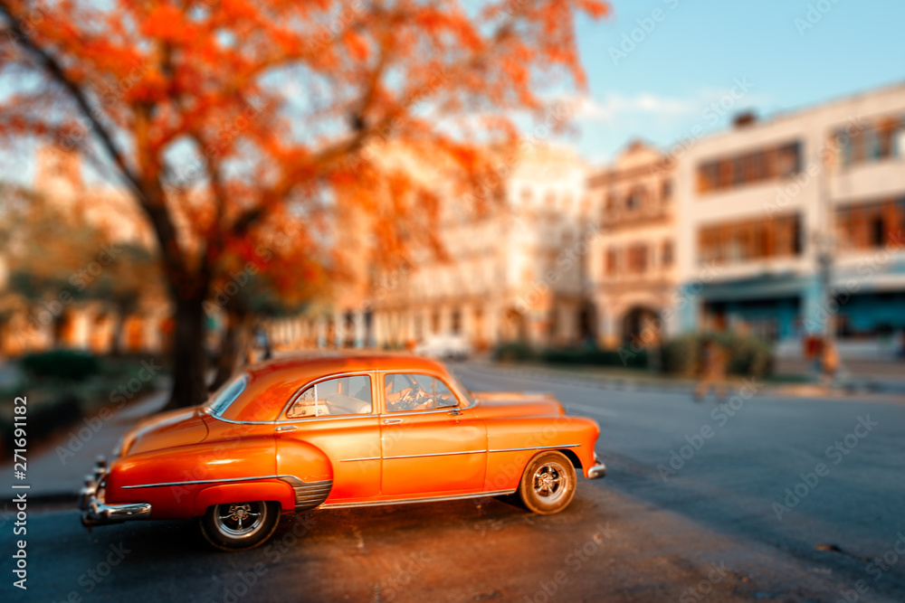 Wall mural Classic car at sunset in Havana