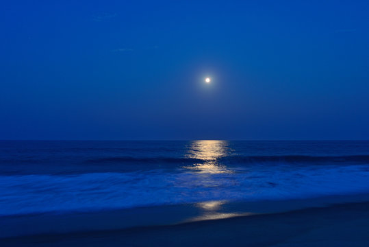 Moonrise over the ocean © Matthew Carroll
