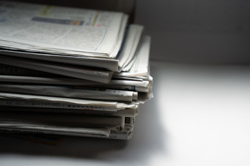 新聞紙の山