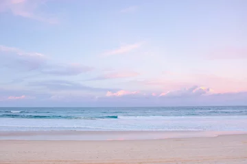 Tuinposter mooie pastelkleur hemel roze paars blauw met pluizige wolk op strand met wit zand Australië Gold Coast © QuickStartProjects
