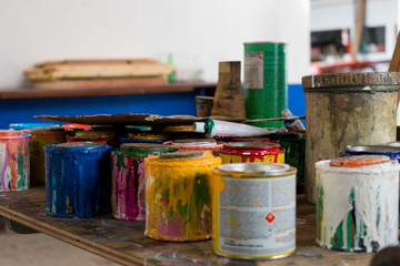 Botes chorreados de pintura de aceite de colores 