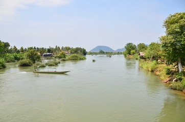 ラオスのシーパンドン　デット島とコン島を結ぶ橋からの絶景　メコン川と川を行き交うボート