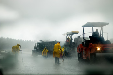 trabajadores bajo la tormenta 