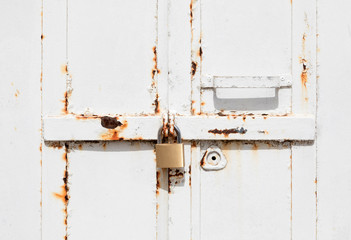 Lucchetto su porta in ferro