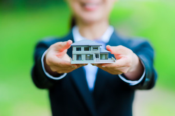 住宅模型・女性