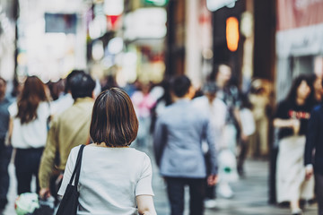 大阪の街を歩く人々