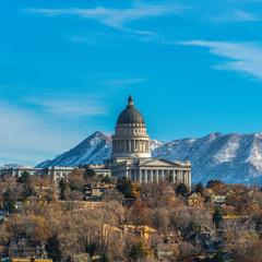Obraz premium Frame Square The majestic Utah State Capital Building towering over houses in Salt Lake City