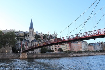 Fototapeta na wymiar Lyon Ville - Passerelle piétonne Saint Georges Abbé Paul Couturier sur la rivière Saône - Pont piéton à haubans