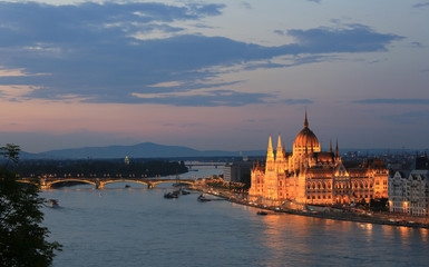 Fototapeta na wymiar Beautiful evening view of the Parliament building and the river in Budapest in Hungary