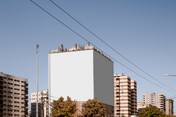 Large white blank billboard on the building in the city © Freepik