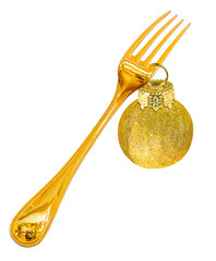boule dorée de noël sur fourchette d’or, fond blanc 