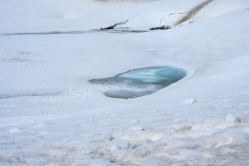 Schmelzender Schnee auf der Passhöhe des St. Gotthardpasses, Schweiz