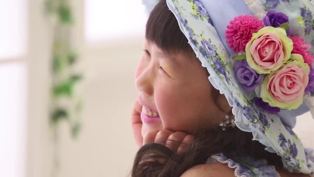 スタジオで記念写真を撮影している子供