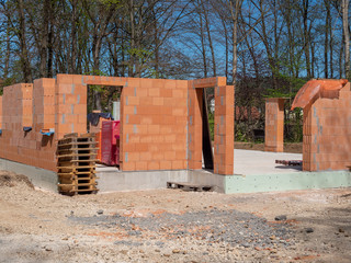 Rohbau eines Hauses mit Ziegelsteinen