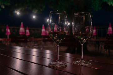 Weingläser am Abend