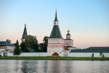 Obraz premium Valdai Iversky Svyatoozersky Virgin Monastery for Men. Selvitsky Island, Valdai Lake. Late summer evening