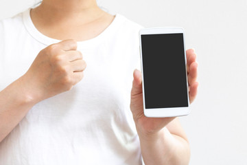 スマートフォンを持った女性