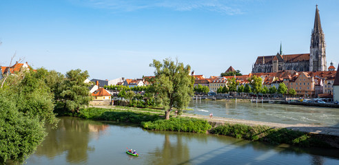 Fototapeta na wymiar Panorama von Regensburg mit Donau in Deutschland